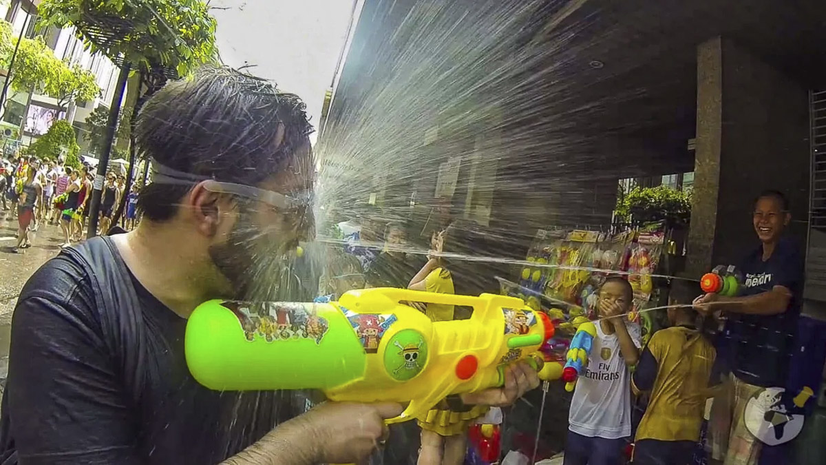 Pessoa sendo atingida por jato de água durante o Festival Songkran, a celebração do Ano Novo Tailandês.