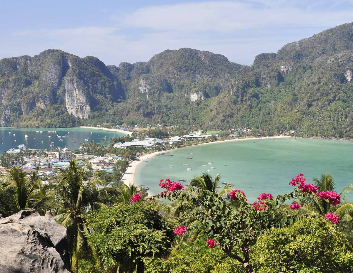 Vista panorâmica das duas baías de Phi Phi Don cercadas por montanhas e vegetação tropical.