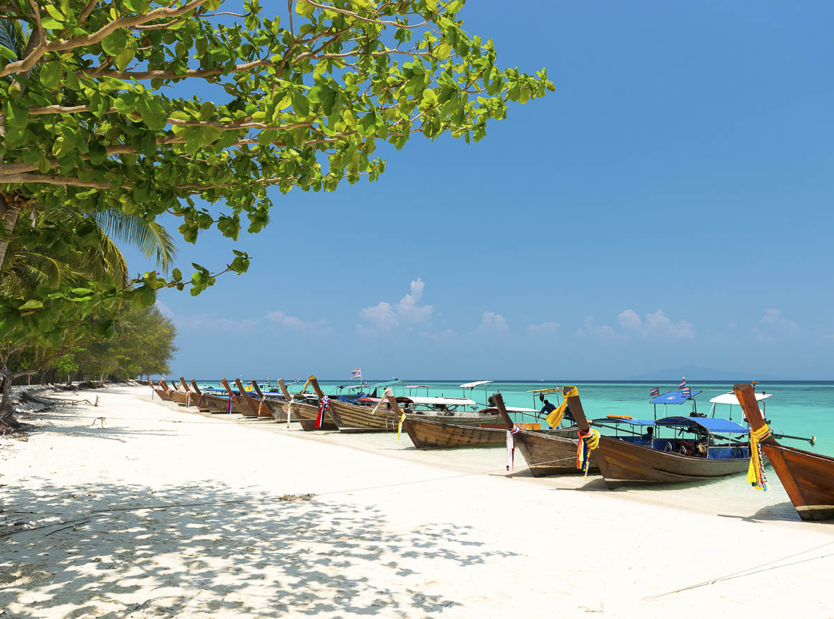 Areia branca e mar azul-claro em Bamboo Island, ilha próxima a Phi Phi, Tailândia.