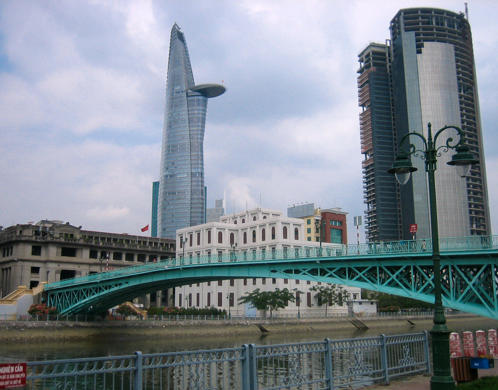 Vista da Bitexco Financial Tower no centro de Ho Chi Minh.