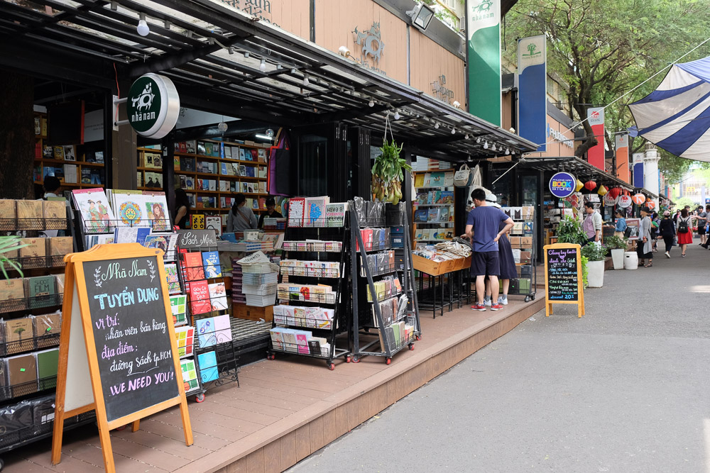 Book Street de Ho Chi Minh com estandes cheios e pessoas circulando.