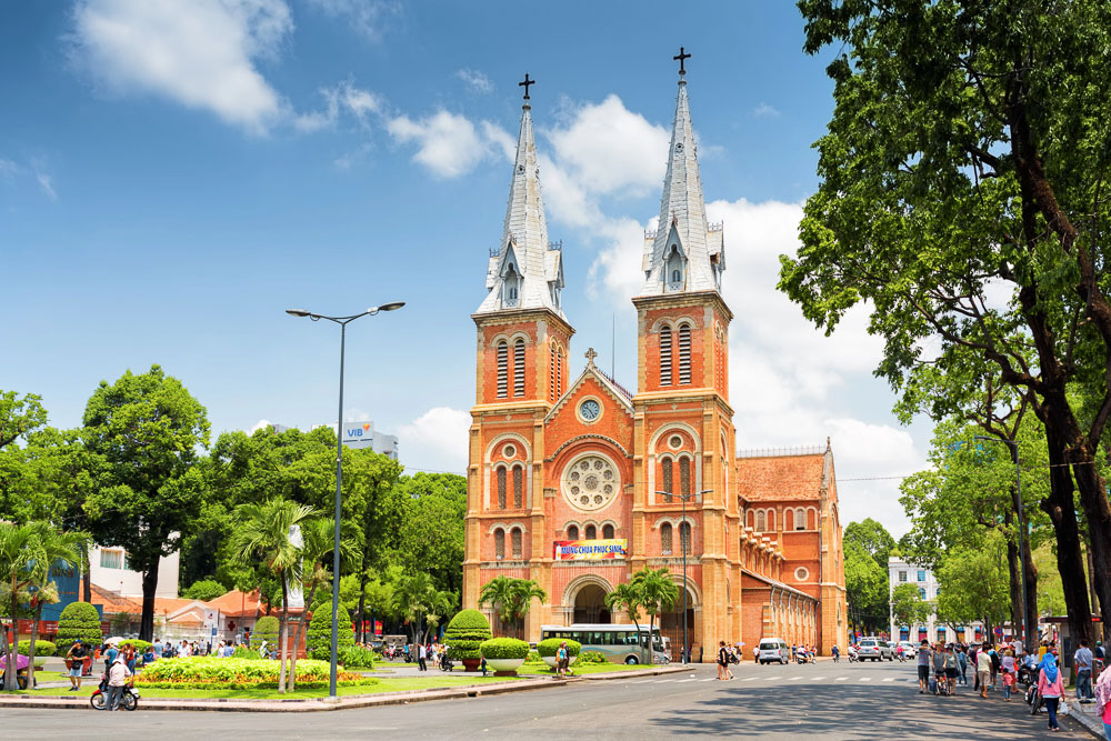 Catedral de Notre-Dame de Saigon em um dia ensolarado.