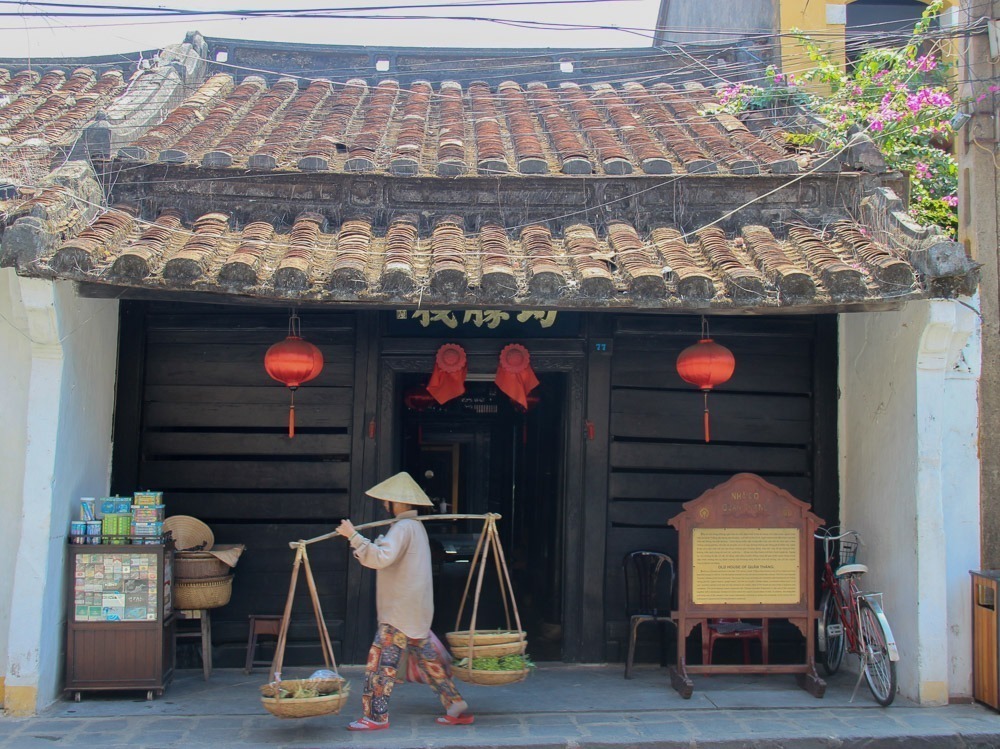 Fachada da antiga casa Quan Thang em Hoi An, com arquitetura tradicional e lanternas vermelhas.