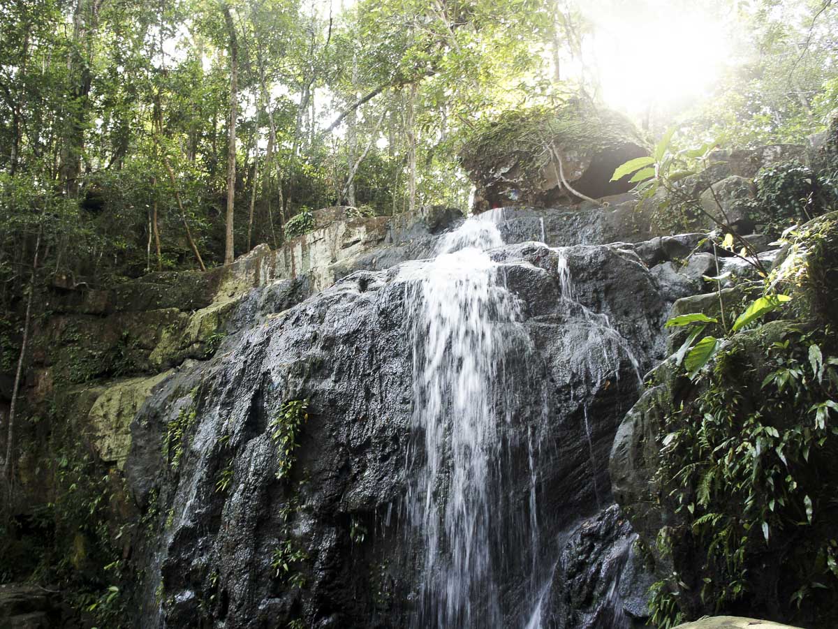 Cachoeira cercada por vegetação densa em Koh Rong, Camboja.