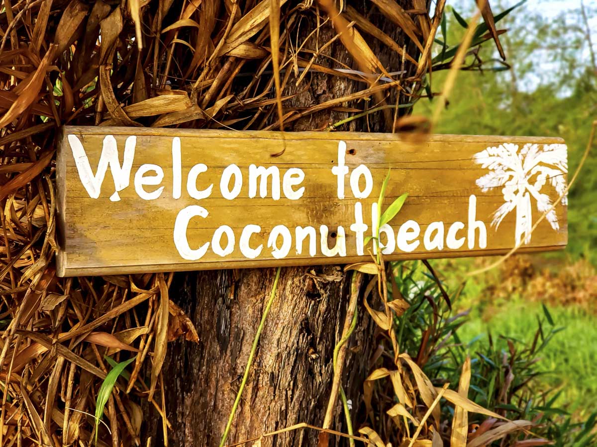 Placa de madeira com os dizeres “Welcome to Coconut Beach” em Koh Rong, Camboja.