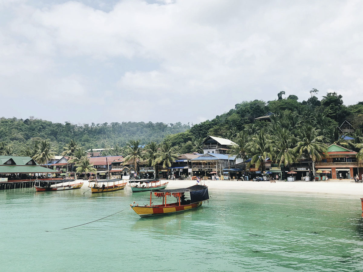 Barcos coloridos ancorados em frente ao vilarejo de Koh Toch, em Koh Rong.