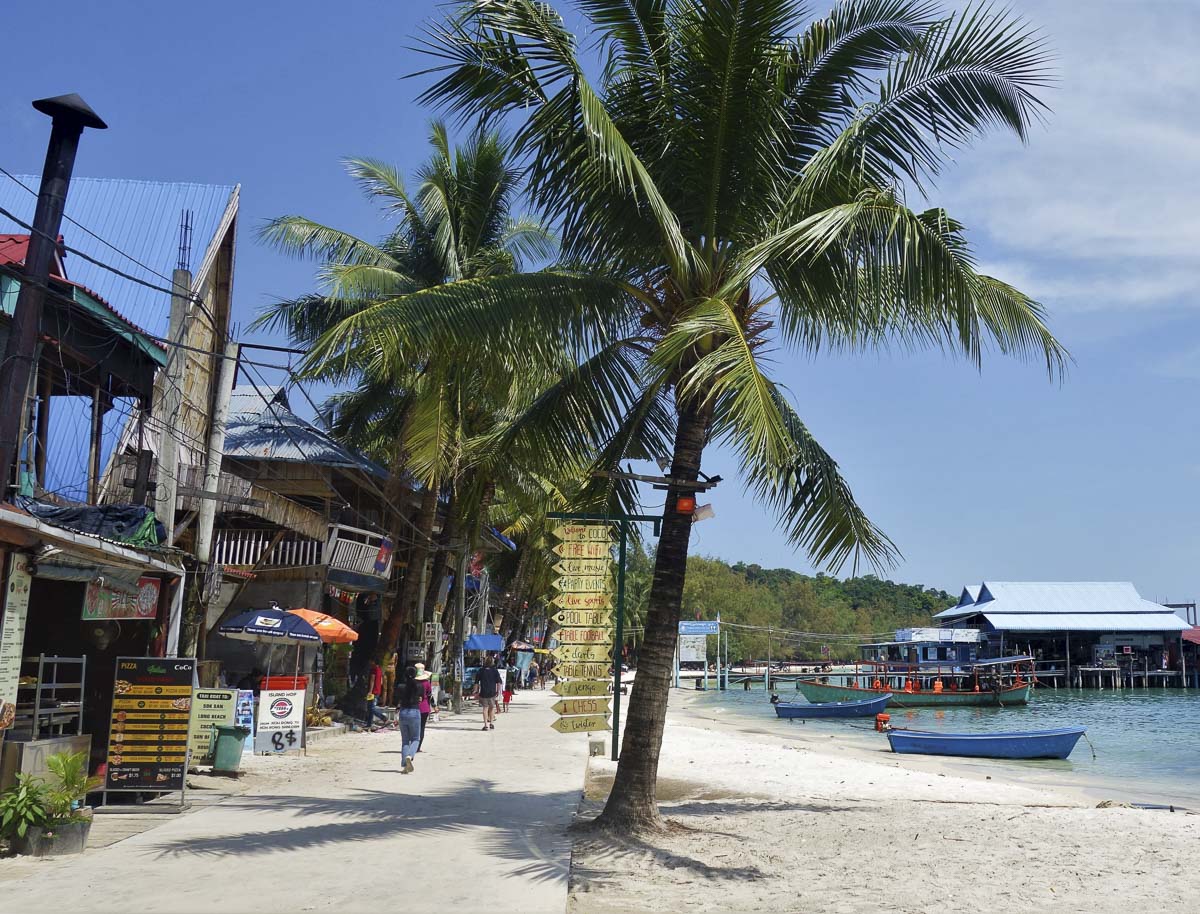 Rua principal de Koh Toch Beach com bares, restaurantes e palmeiras à beira-mar em Koh Rong.