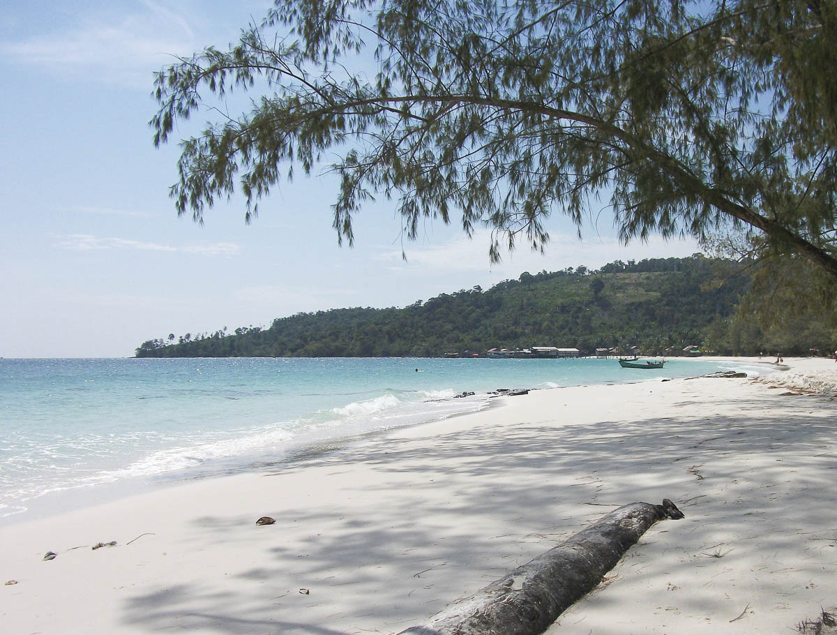 Praia de areia branca e mar turquesa em Koh Rong, Camboja.