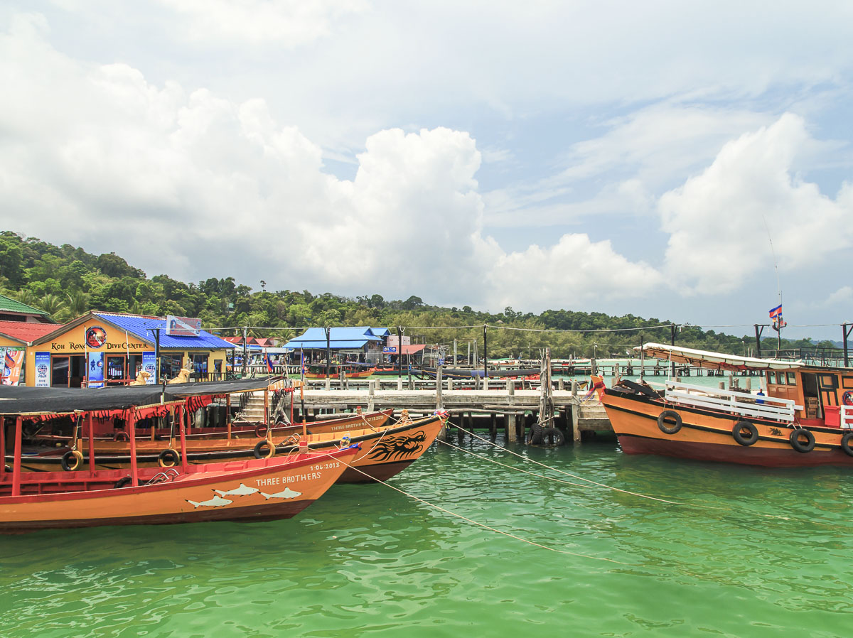 Barcos de mergulho coloridos atracados no píer principal de Koh Rong.