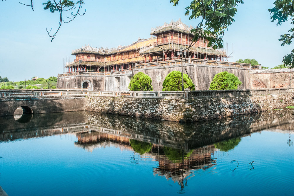 A Cidade Imperial de Hue refletida no fosso em um dia ensolarado.
