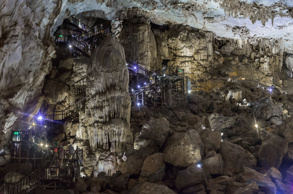 Interior da Paradise Cave em Phong Nha com formações rochosas iluminadas.