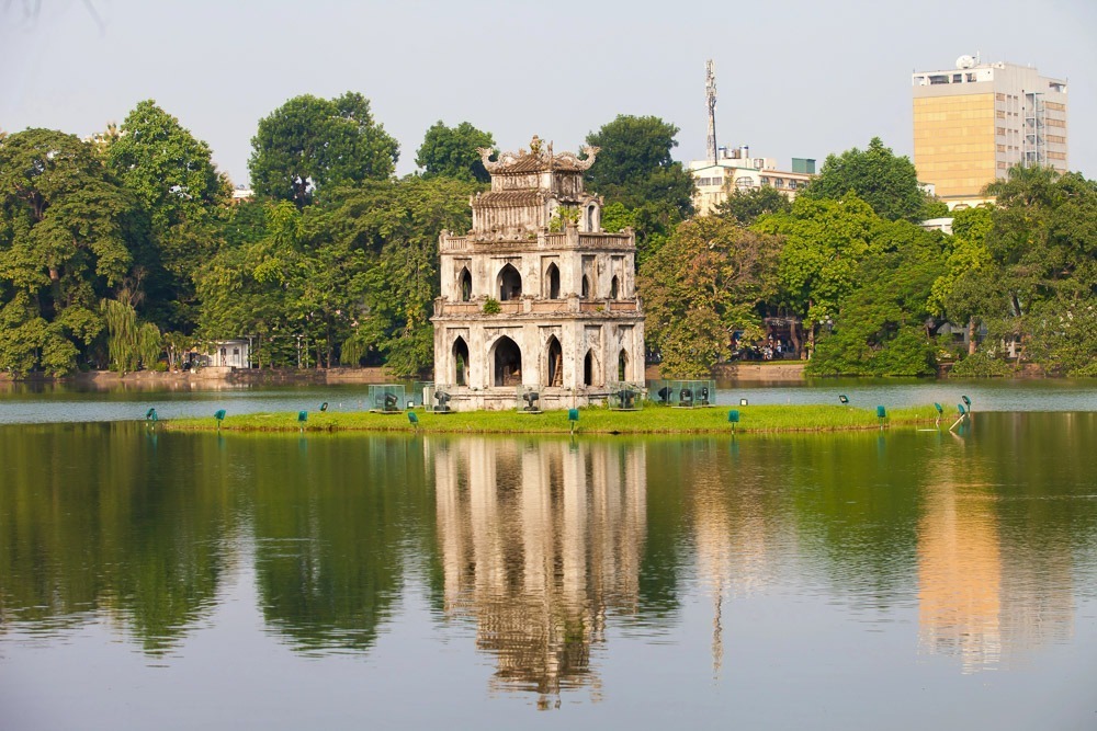 Torre da Tartaruga refletida nas águas do lago Hoan Kiem, em Hanói.