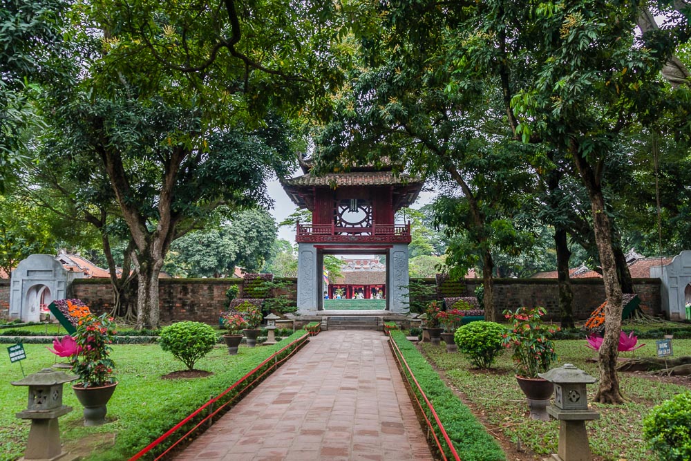 Uma das entradas do Templo da Literatura em Hanói, cercada por jardins e árvores.