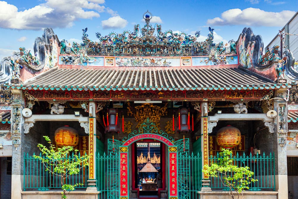 Pagode Thien Hau no Distrito 5 em Ho Chi Minh, com fachada colorida e cheia de detalhes em estilo chinês.