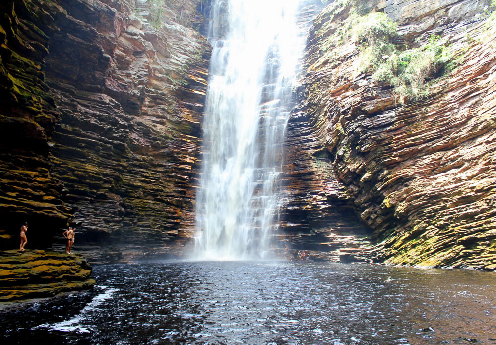Cachoeira do Buracão em Ibicoara com queda d’água alta entre paredões de rocha.