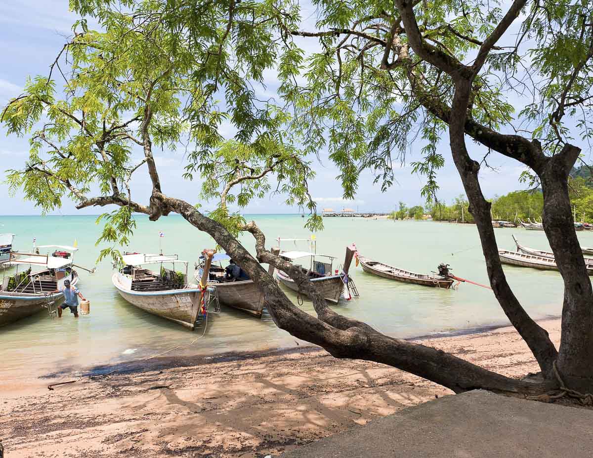 Barcos longtail ancorados em Ao Nang, ponto de partida para Railay Beach, Tailândia.