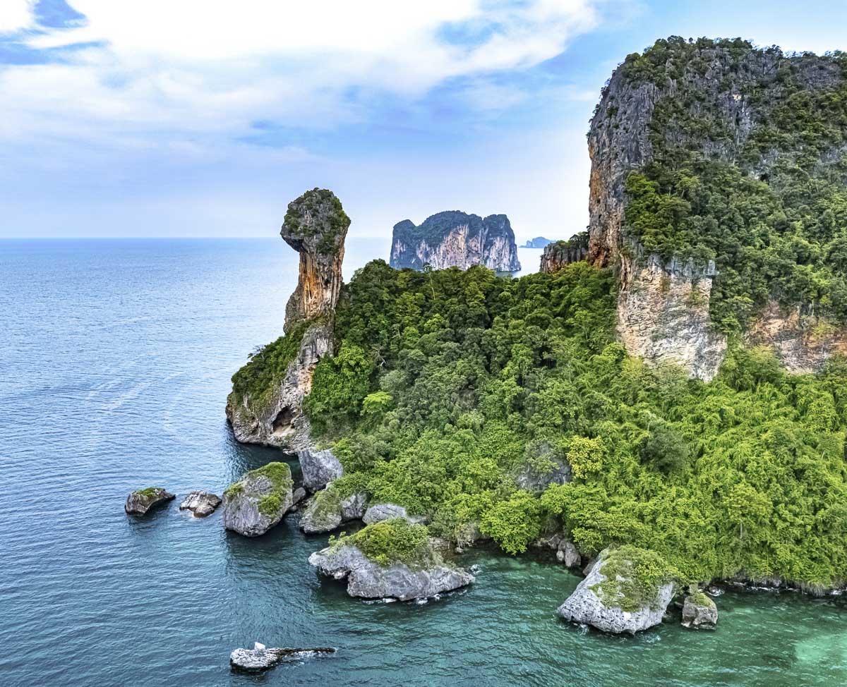 Vista aérea de Chicken Island e outras ilhas do arquipélago próximo a Railay, Tailândia.