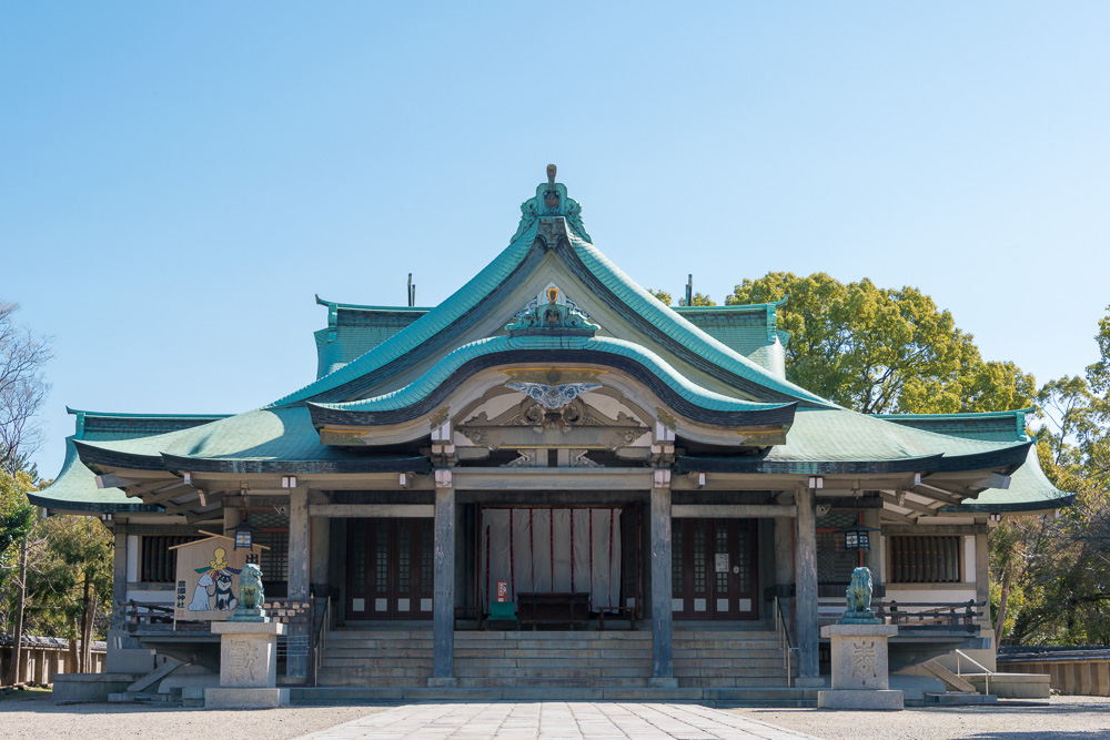 Hōkoku Shrine, santuário xintoísta nos arredores do Castelo de Osaka, com arquitetura tradicional e telhado verde.