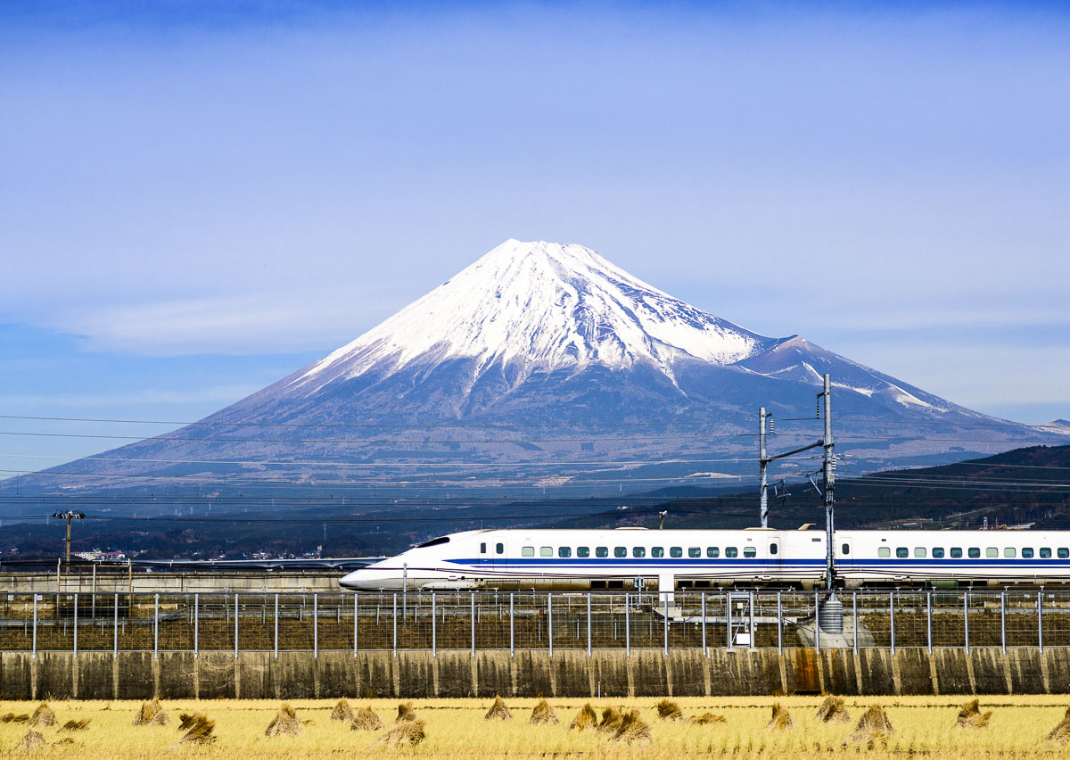 Trem-bala no Japão cruzando a paisagem com o Monte Fuji nevado ao fundo