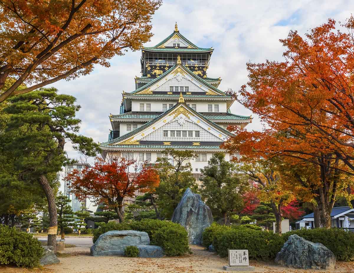 Castelo de Osaka cercado por árvores com folhas de outono na região de Kansai.