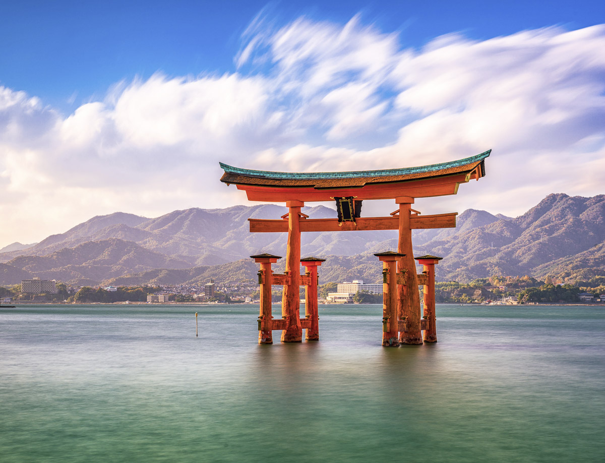 Torii vermelho do Santuário de Itsukushima sobre o mar, na região de Chugoku e Kyushu.