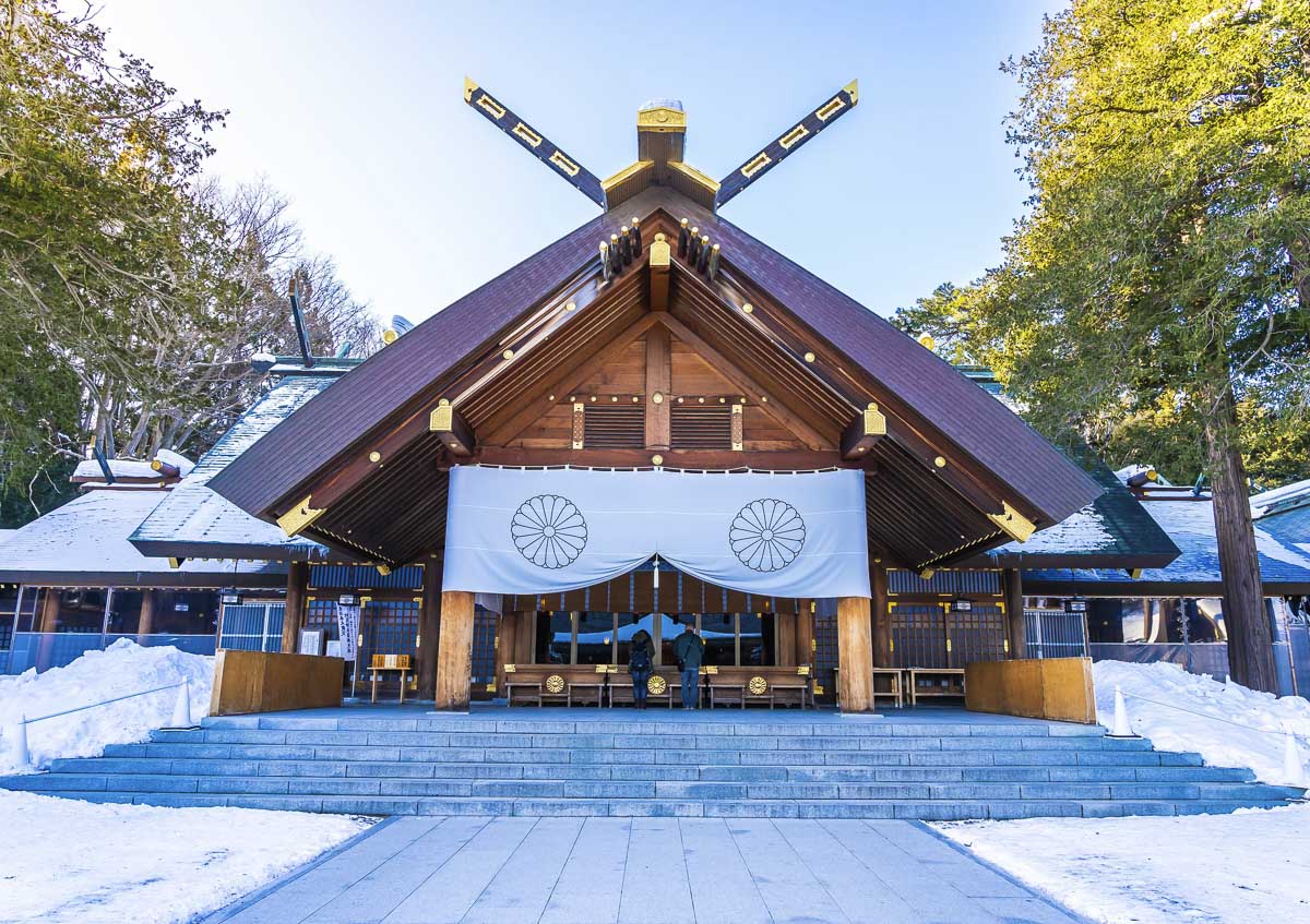 Santuário coberto de neve em Hokkaido durante o inverno.