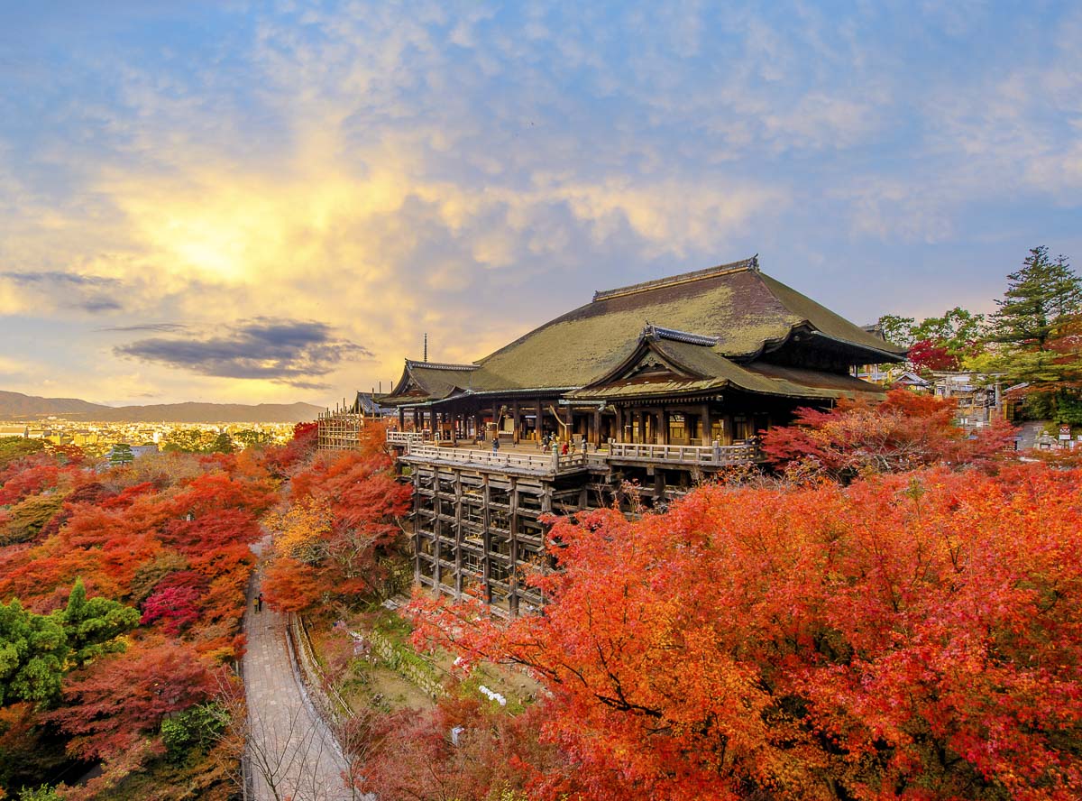 Templo Kiyomizu-dera rodeado por árvores de outono na região de Kansai.