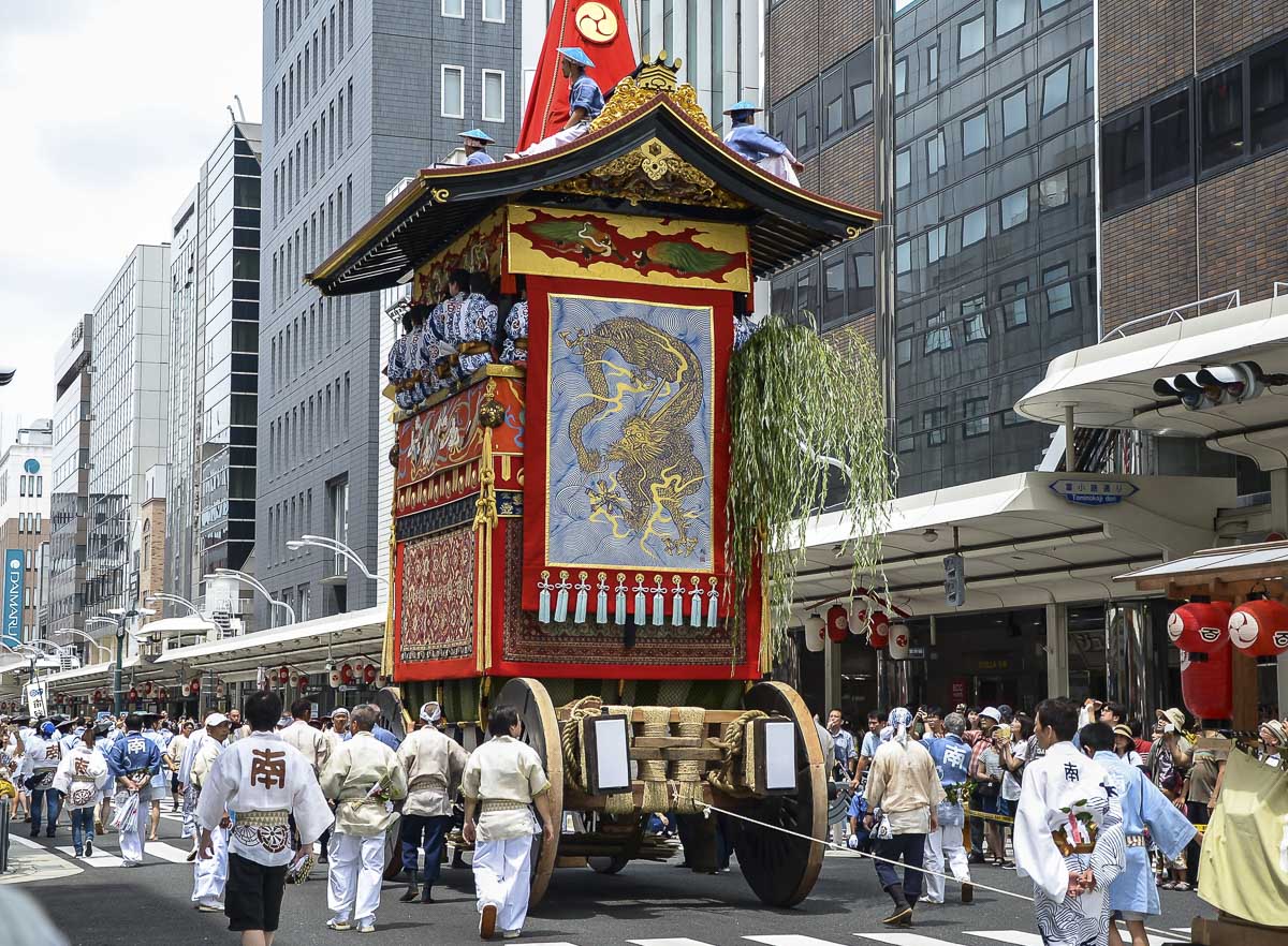Carro alegórico tradicional em festival japonês no meio da cidade.