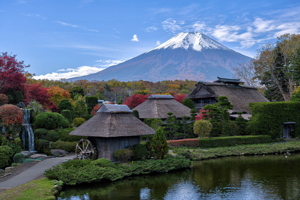 Casas tradicionais de Oshino Hakkai com o Monte Fuji ao fundo