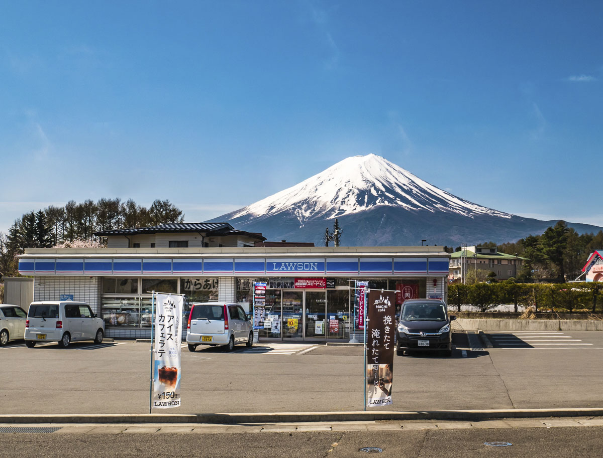 Loja Lawson com o Monte Fuji ao fundo em um dia de céu azul