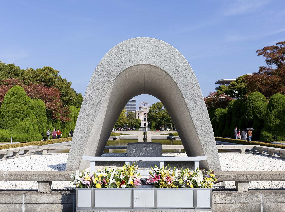 Cenotáfio das Vítimas da Bomba Atômica com flores e Chama da Paz ao fundo.