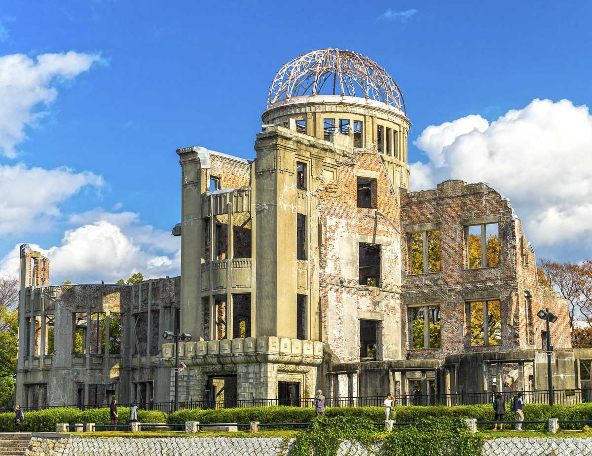 Cúpula da Bomba Atômica em Hiroshima, com estrutura preservada e visitantes ao redor