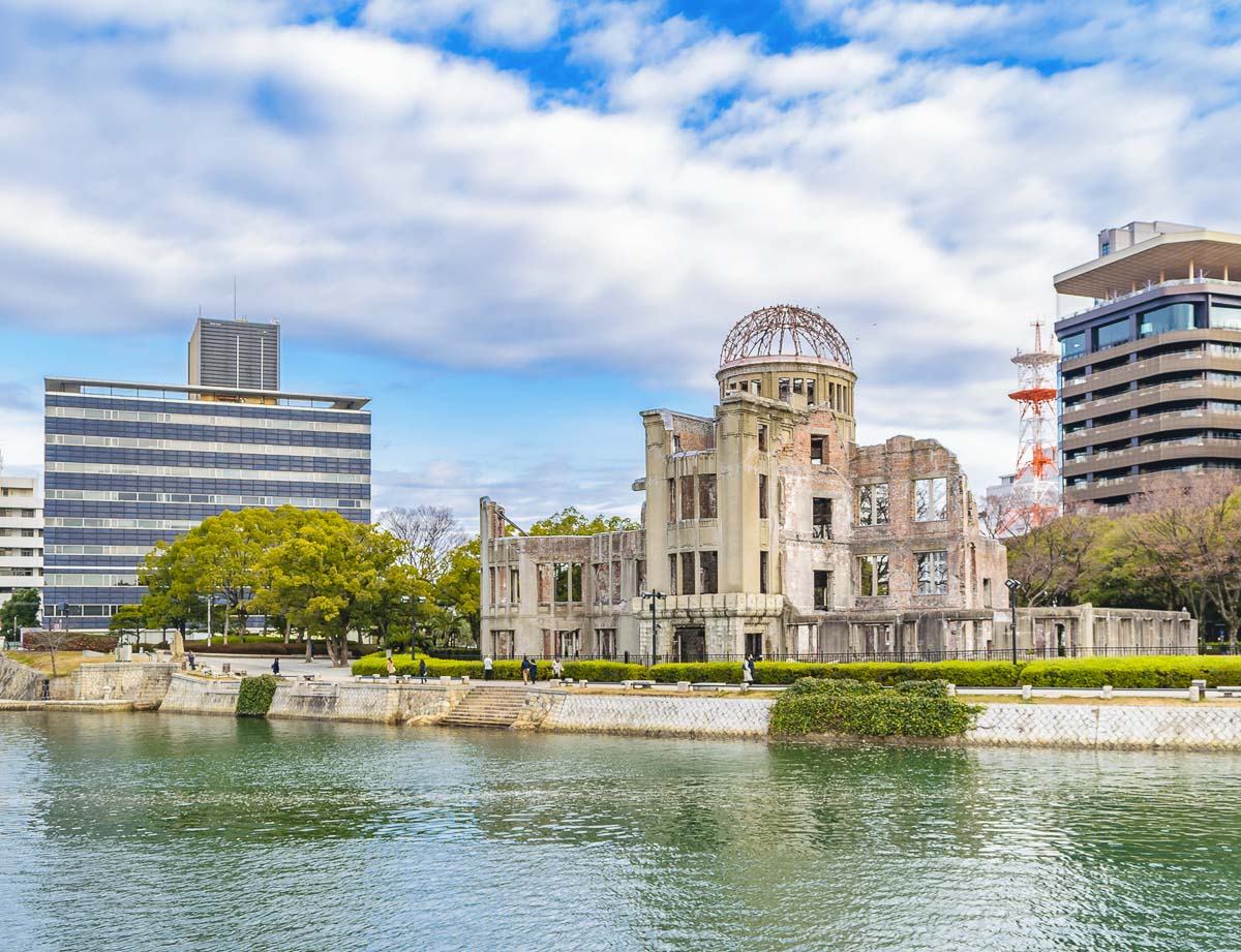 Vista ampla do Parque Memorial da Paz de Hiroshima com a Cúpula da Bomba Atômica ao fundo