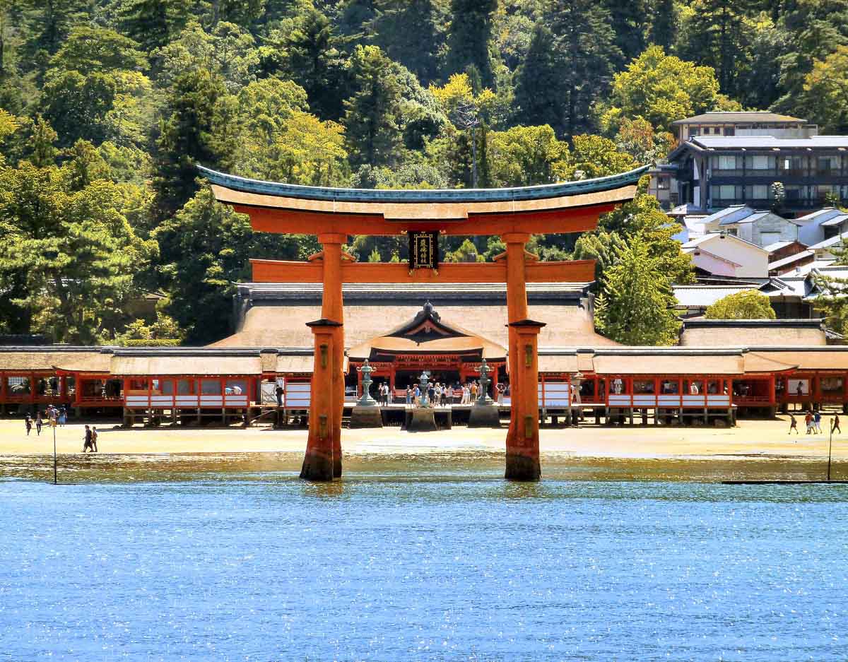 Torii vermelho do Santuário de Itsukushima sobre a água, em Miyajima.