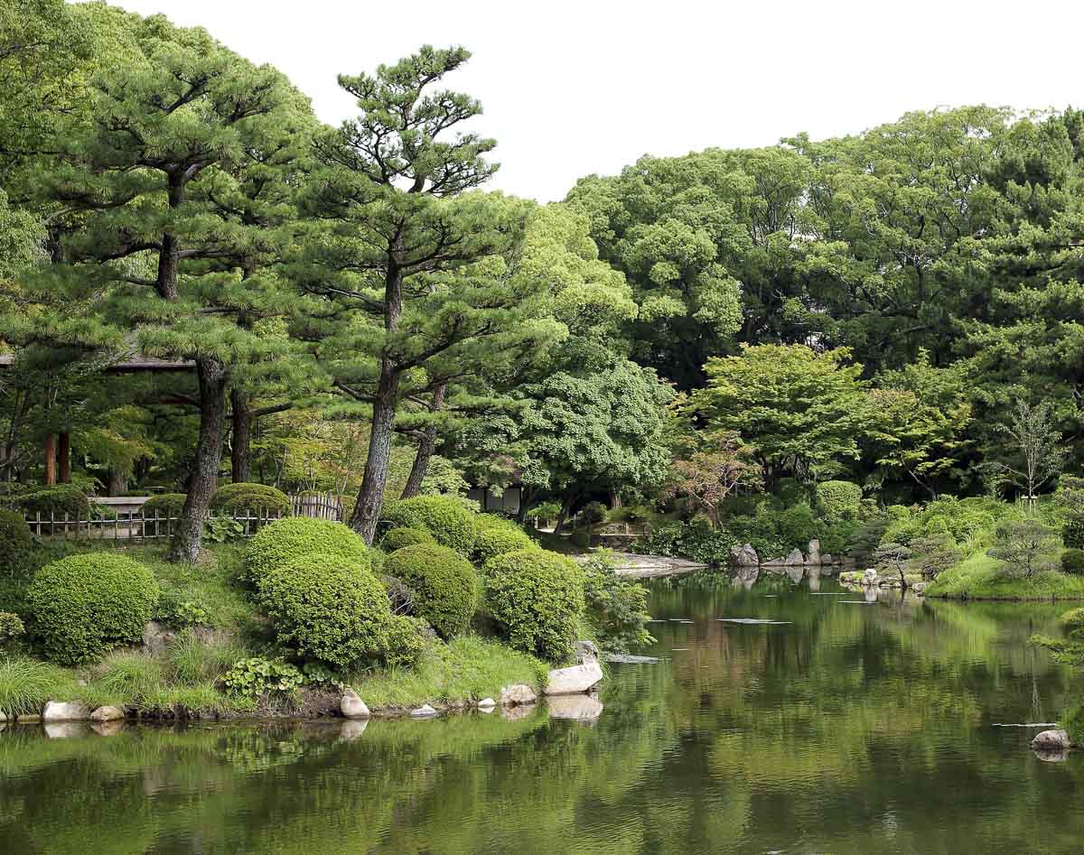 Jardim Shukkeien, em Hiroshima, com lago, árvores e paisagismo japonês.