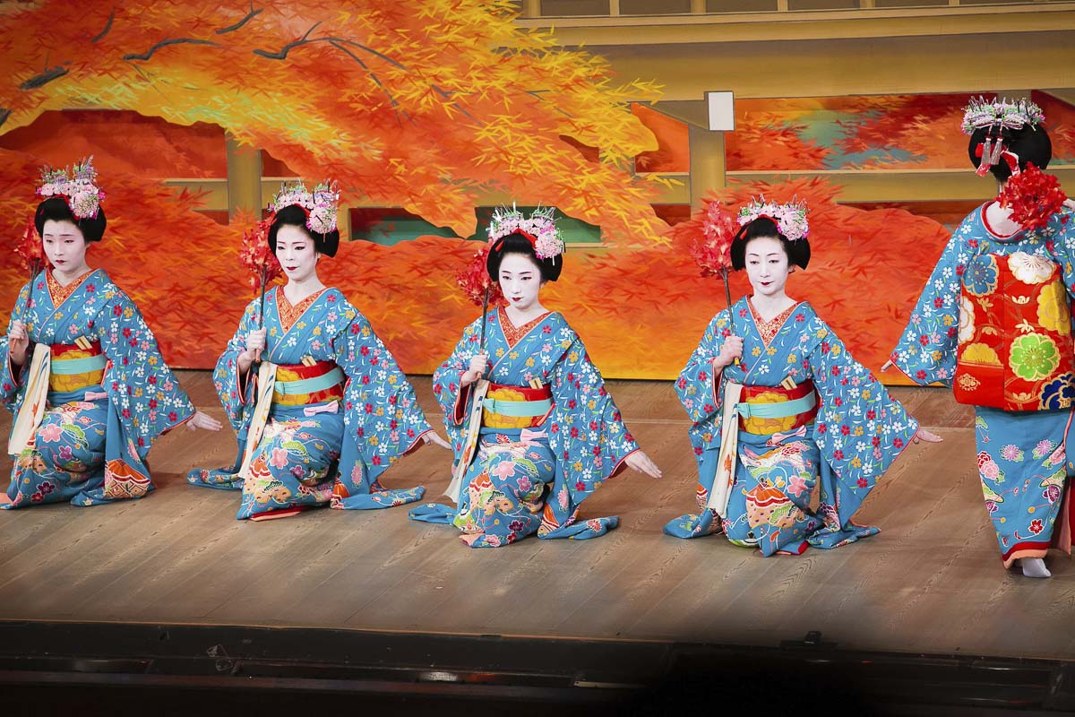 Maikos e gueixas se apresentando em palco tradicional em Kyoto