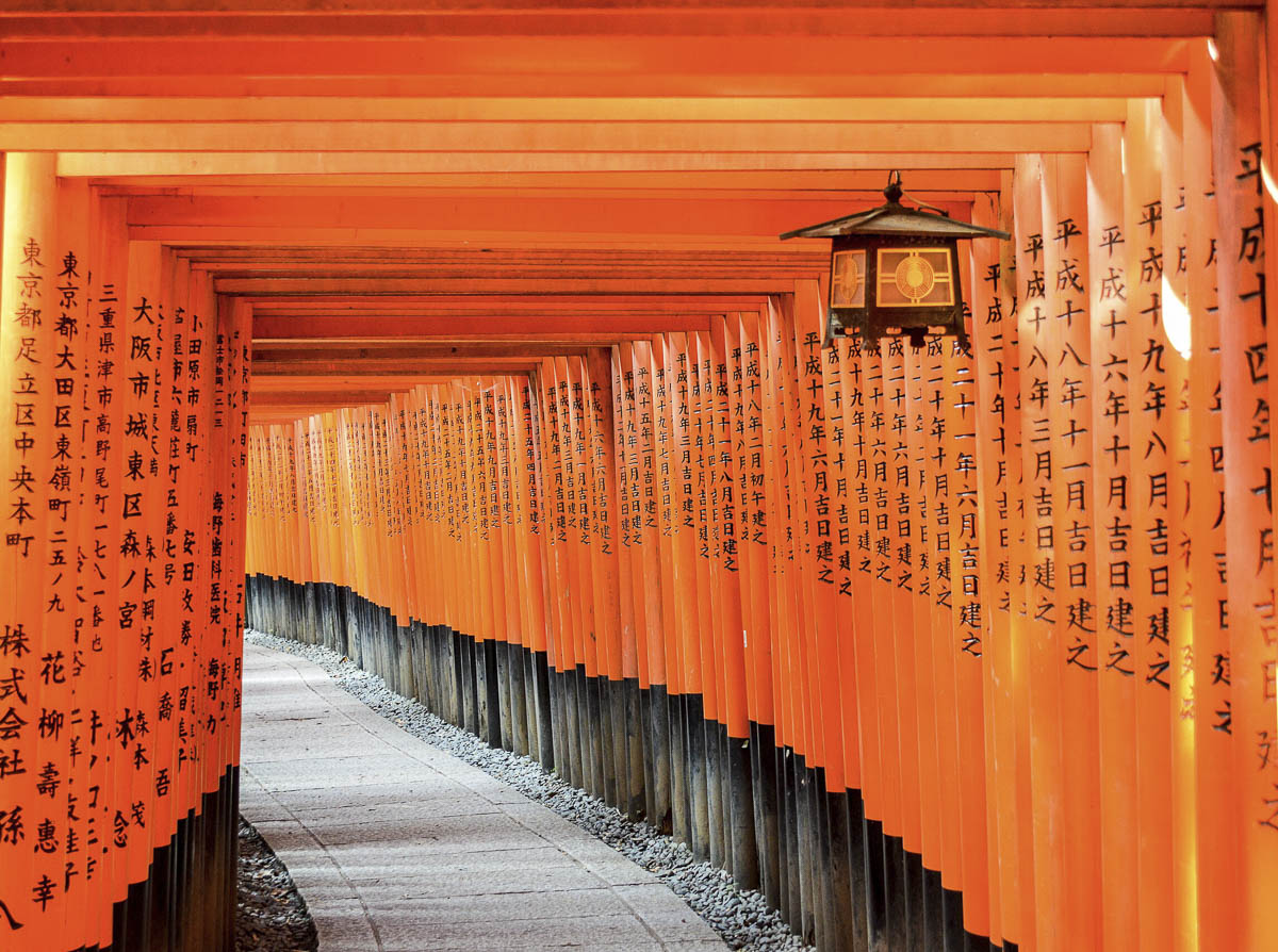 Corredor de torii vermelhos no santuário Fushimi Inari Taisha em Kyoto