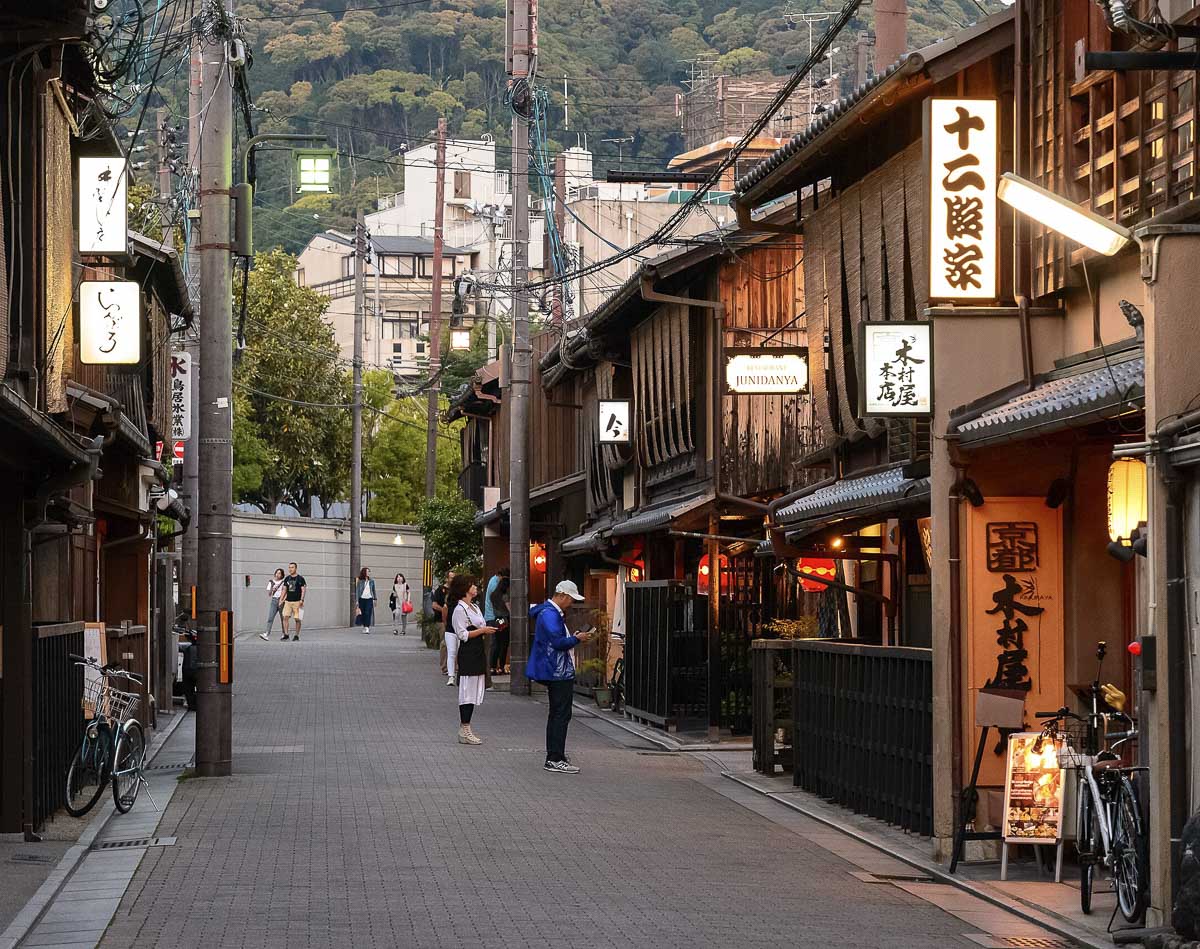 Rua tradicional do bairro de Gion em Kyoto ao entardecer