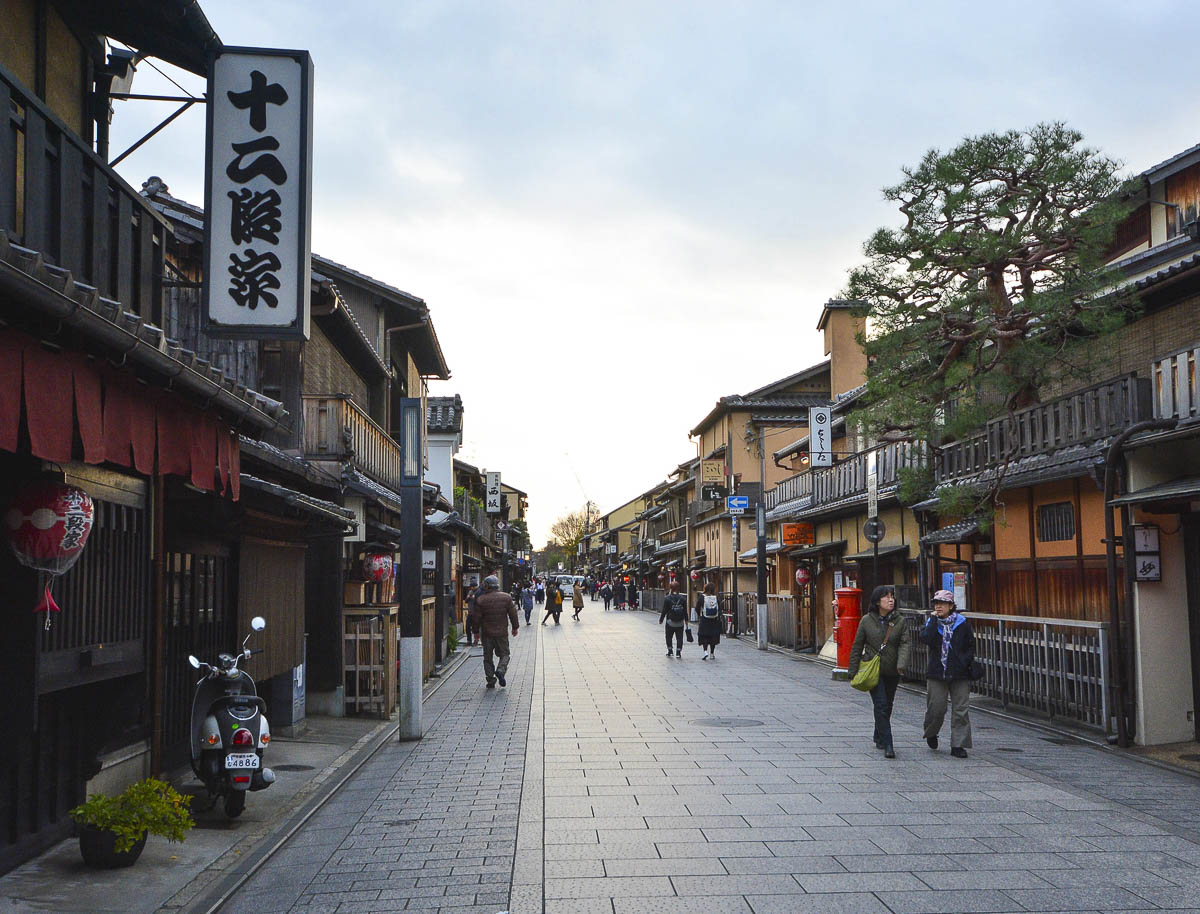 Hanamikoji Street com casas tradicionais e pedestres em Kyoto