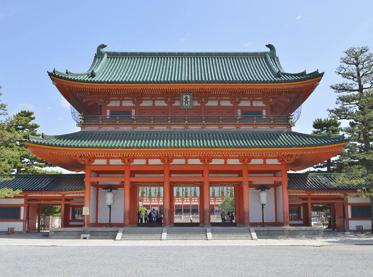 Portão vermelho do Heian Jingu Shrine em Kyoto