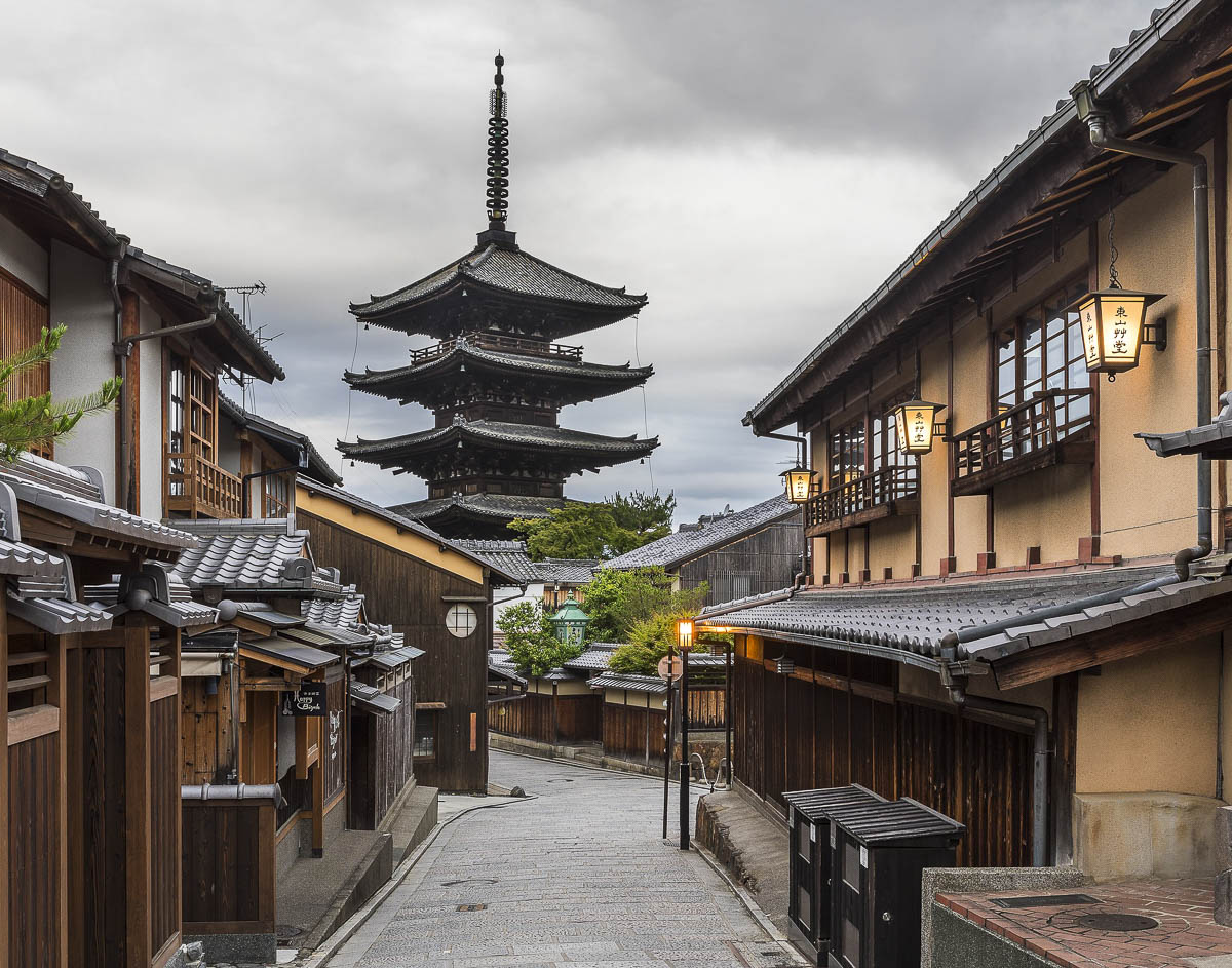 Rua tradicional de Kyoto com Yasaka Pagoda ao fundo.