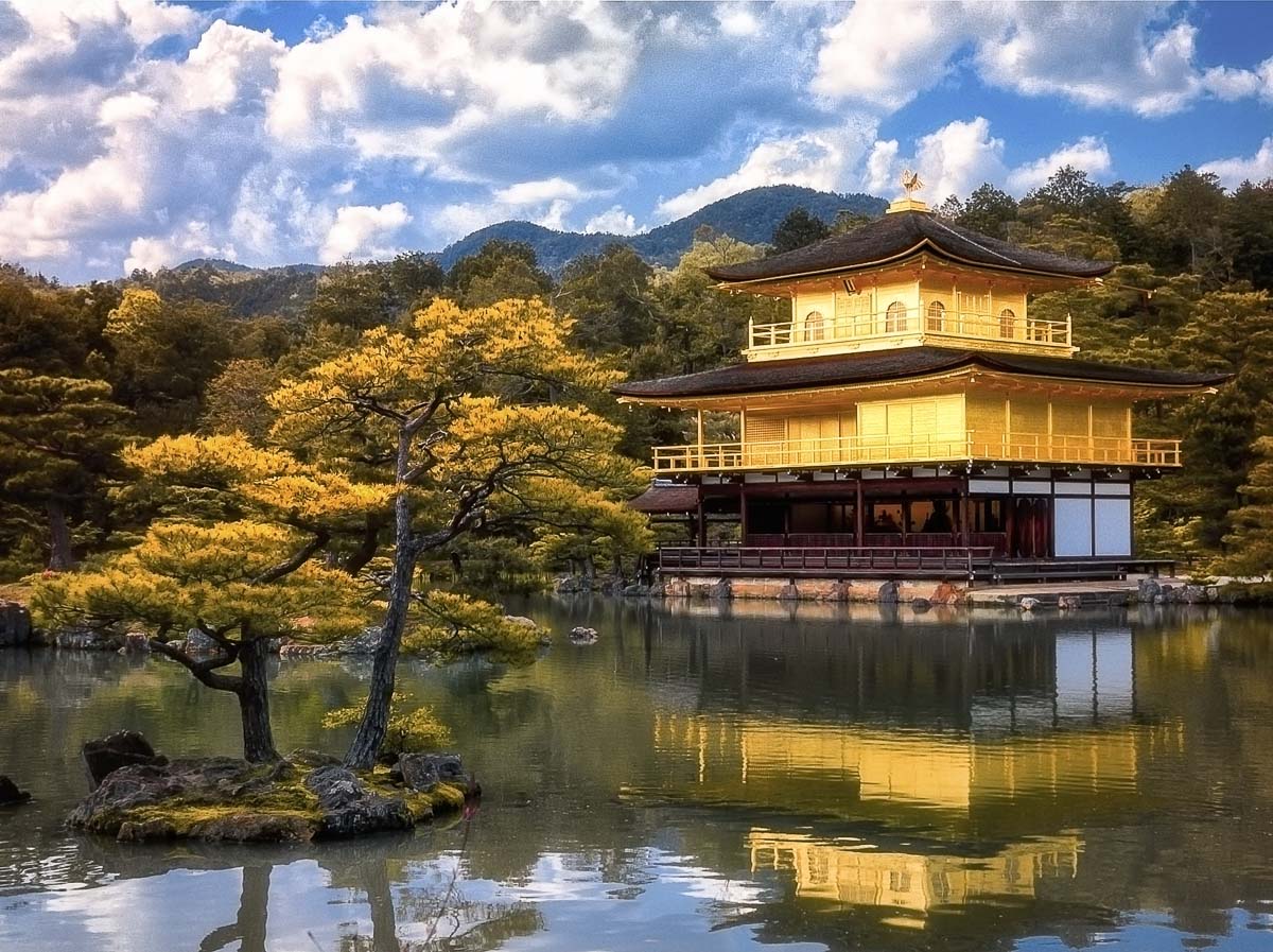 Kinkaku-ji, o Templo do Pavilhão Dourado, refletido no lago em Kyoto.