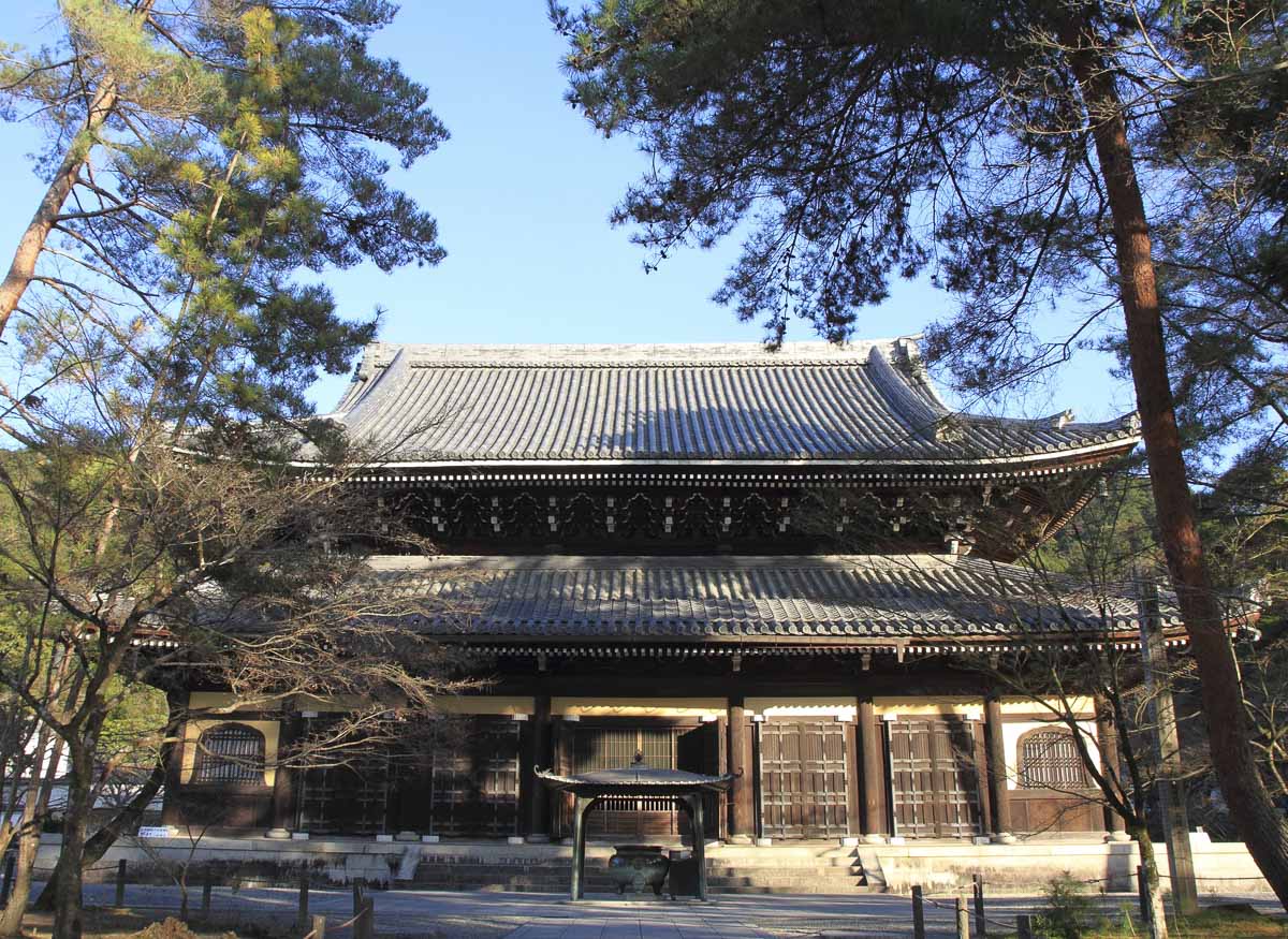 Salão principal do Templo Nanzen-ji, em Kyoto, cercado por árvores e área verde.