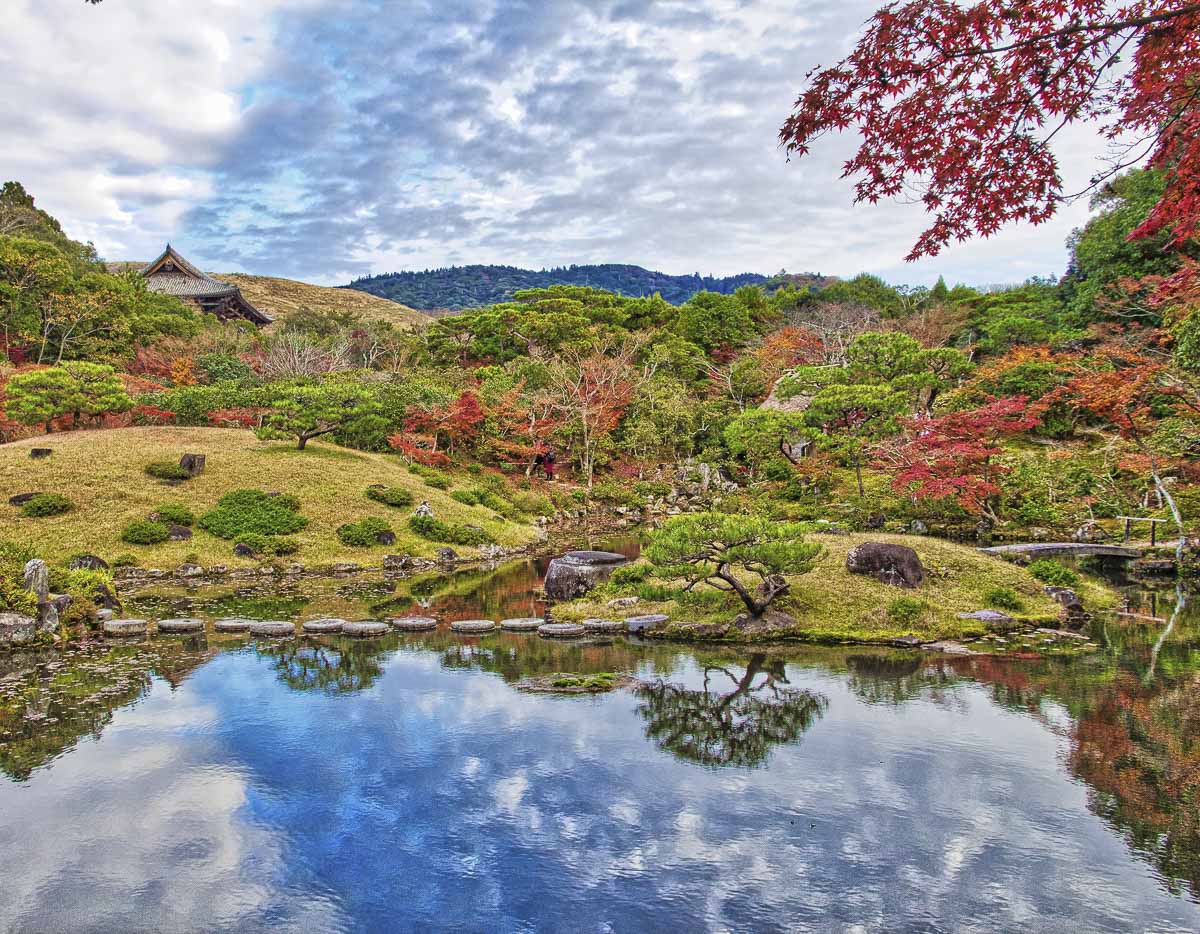Jardim Isuien em Nara com lago, pedras e árvores em tons de outono.