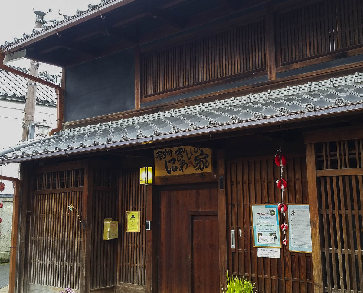 Casa tradicional de madeira em Nara com fachada preservada e lanternas decorativas.