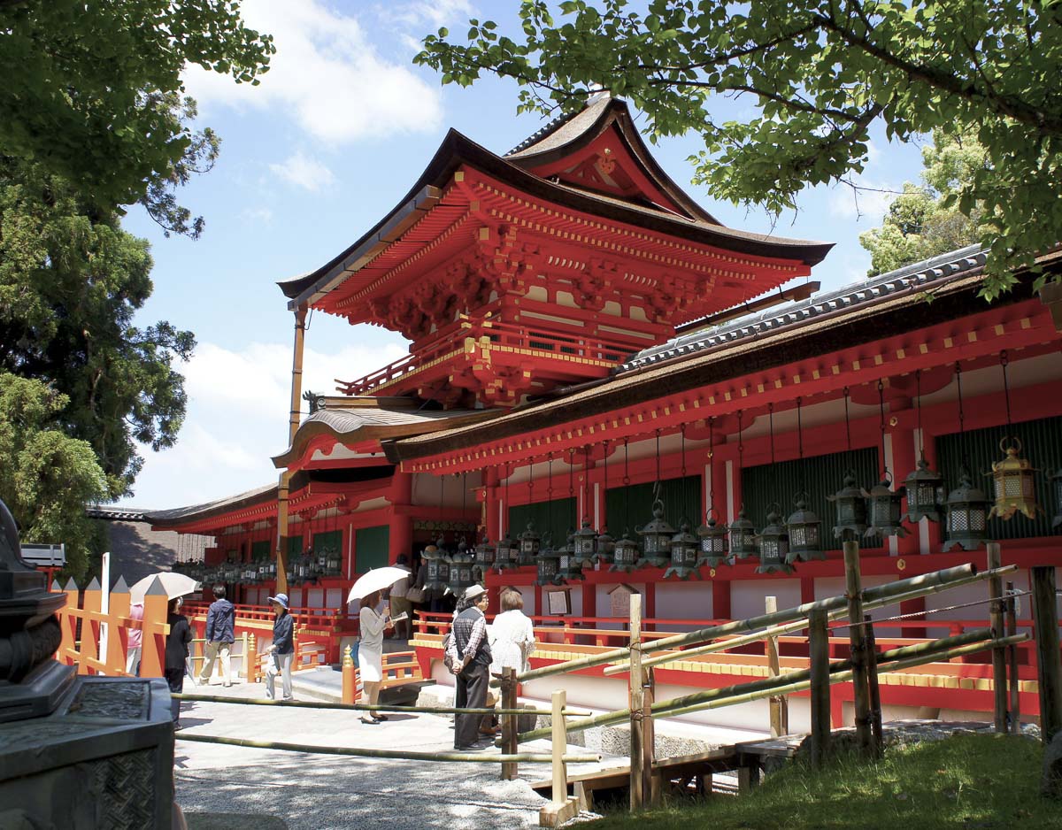 Santuário Kasuga Taisha em Nara com estruturas vermelhas e lanternas.