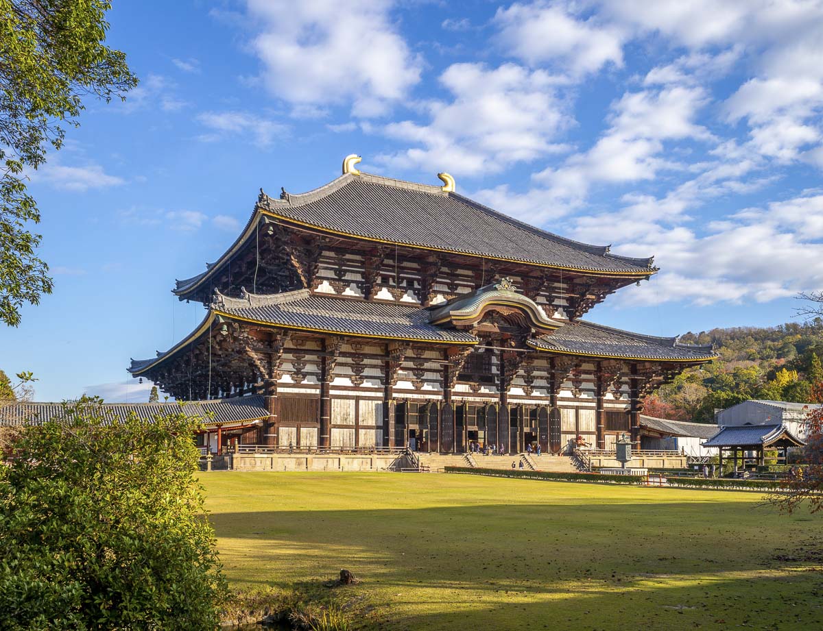 Salão principal do Tōdai-ji em Nara com fachada monumental e gramado amplo.
