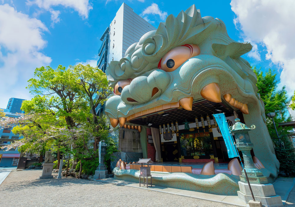 Entrada do Namba Yasaka Shrine em Osaka, com o grande palco em forma de cabeça de leão.