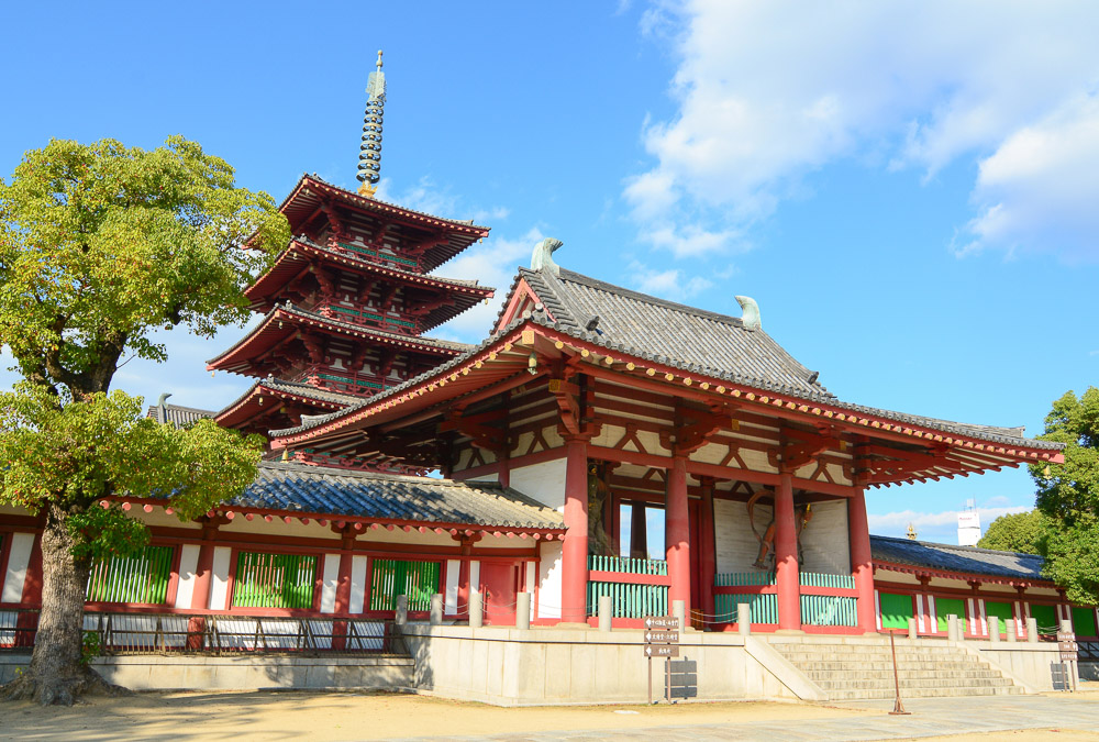 emplo Shitenno-ji em Osaka, com pagoda tradicional, telhados vermelhos e pátio amplo.