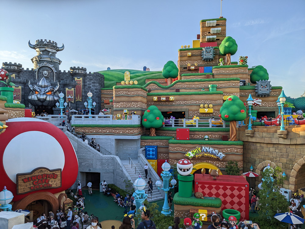 Área Super Nintendo World no Universal Studios Japan, com cenários coloridos e elementos do jogo Mario.